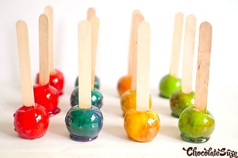 Toffee apples! Make sure you buy natural food colouring if you want to add some colour! Mini Toffee Apples, Candy Dips, Toffee Apples, Easy Toffee, Covered Apples, Fete Ideas, Cake Stall, Melon Baller, Sydney Food