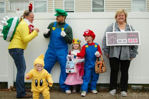 Super Mario Brothers Halloween Family Costume Idea Diy Mario Character Costumes, Mario Character Costumes, Mario Costume Diy, Mario Brothers Costumes, Mario Bros Costume, Disney Family Costumes, Mario Halloween Costumes, Super Mario Costumes, Family Costumes Diy