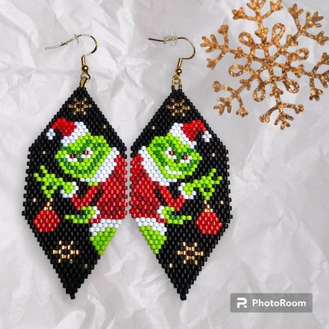 Seed Bead Grinch Earrings, Xmas Beaded Earrings, Beaded Grinch Earrings, Beaded Brick Stitch Patterns, Grinch Earrings Diy, Grinch Beaded Earrings, Holiday Earrings Diy, Seed Bead Ornaments, Grinch Pattern