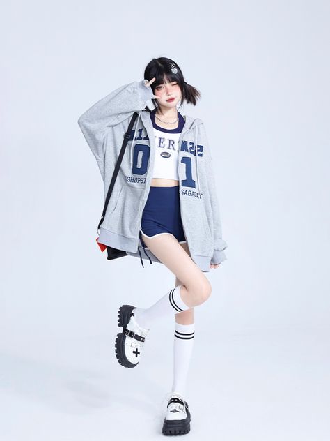 Kawaii Sporty Outfits, Casual Pose Reference, Fashion 90s, Female Pose Reference, Kawaii Fashion Outfits, Hoodie Zip, Poses References, Tech Design, Oversized Hoodie