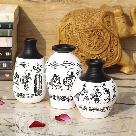 Warli Paintings On Pots, Sand Art Designs, Matka Painting, Simple Bottle Art, Glass Bottle Art, Bottle Art Projects, Worli Painting, Pretty Paintings, Diy Pottery Painting