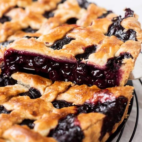 Blueberry Pie With Frozen Blueberries, Frozen Blueberry Pie, Easy Blueberry Pie, Blueberry Pie Recipe, Homemade Blueberry Pie, Buttery Pie Crust, Pie Filling Recipes, Blueberry Pie Filling, Blueberry Desserts