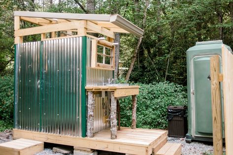 5 Toilets That Will Elevate Your Campsite | Hipcamp Journal - Stories for Campers and our Hosts Outdoor Toilet And Shower Ideas, Outdoor Toilet Ideas, Diy Outhouse, Off Grid Bathroom, Outdoor Toilet And Shower, Yurt Life, Outhouse Bathroom, Toilet Outdoor, Toilet And Bathroom Design