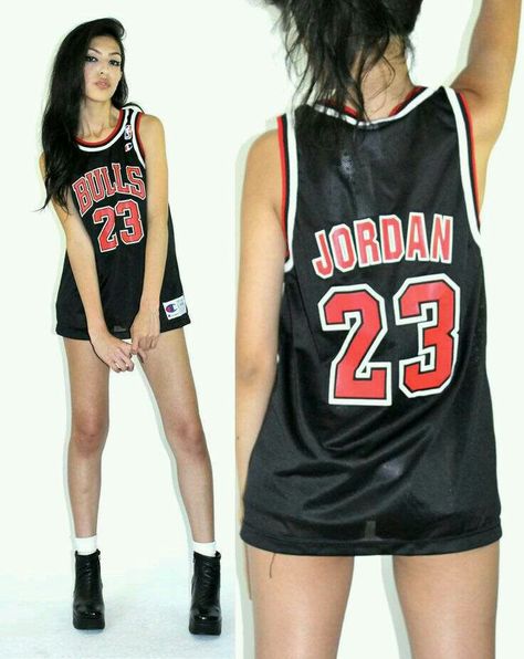 90s Michael Jordan, Jersey Dress Outfit, Chicago Bulls Outfit, Outfit Jersey, Basketball Jersey Outfit, Nba Shirt, Chicago Bulls Hat, Chicago Bulls Logo, Jordan Chicago