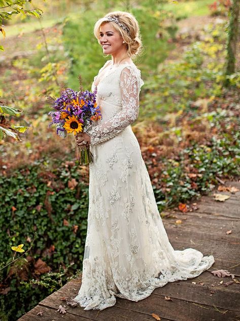 Kelly Clarkson Wedding, Famous Wedding Dress Designers, Famous Wedding Dresses, Outfit Designer, Celebrity Bride, Popular Wedding Dresses, Embroidered Wedding Dress, Iconic Weddings, Celebrity Wedding Dresses