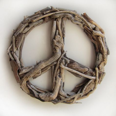 Peace Sign Art, Driftwood Projects, Driftwood Decor, Hippie Peace, Happy Hippie, Hippie Life, Hippie Love, Driftwood Crafts, Deco Boheme