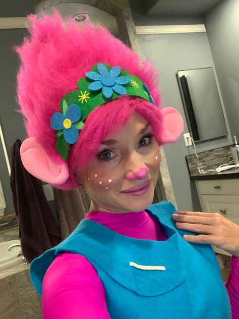 Poppy Costume Trolls, Trolls Twins Costume, Trolls Poppy Halloween Costume, Poppy Trolls Makeup, Viva Trolls Costume Diy, Queen Poppy Costume, Poppy Makeup Trolls, Trolls Makeup Ideas, Diy Poppy Troll Costume