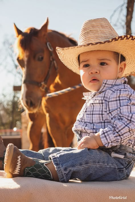 Cowboy Photoshoot Baby Boy, Baby Cowboy Photoshoot, Western Baby Pictures, 6 Month Baby Picture Ideas Boy, Birthday Photoshoot Ideas Boys, Baby Boy Cowboy, Country Baby Boy, Halloween Costume Toddler Girl, Toddler Girl Halloween