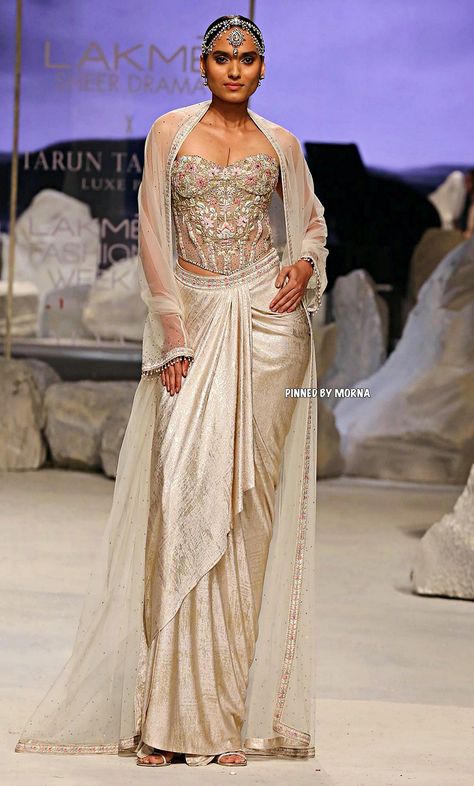 Tarun Tahiliani Saree, Indian Bridesmaid Dresses, Bride Photos Poses, Heavy Dresses, Fashion Artwork, Drape Gowns, Unique Blouse Designs, Designer Saree Blouse Patterns, Tarun Tahiliani