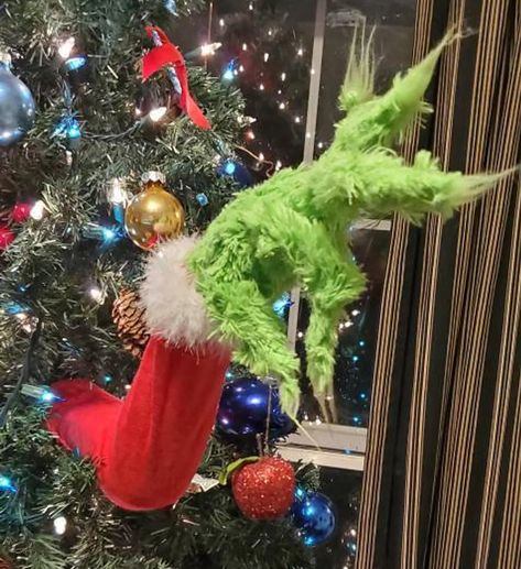 Grinch Christmas Tree Arm Ornament Holder, Shark Christmas, Grinch Trees, Grinch Christmas Tree, Burlap Christmas Wreath, Gift Drawing, Black Christmas Trees, Grinch Stole Christmas, Christmas Tree With Gifts