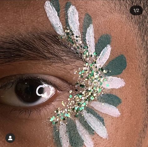 Face Painting Cochella, Easy Festival Face Paint, Glitter Face Art, Festival Makeup Green, Green Face Paint Ideas, Spirit Day Makeup, Game Day Makeup Football, Homecoming Face Paint, Cheer Makeup Looks