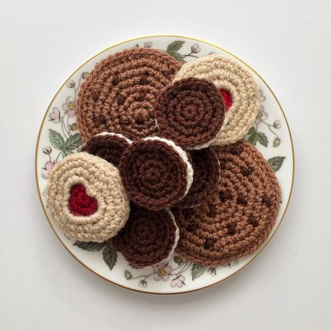 Biscuits Crochet pattern by Chloe Bailey Crochet Food Patterns, Crochet Cakes, Knitted Food, Crochet Play Food, Food Crochet, Christmas App Icons, Victoria Sponge Cake, Chloe Bailey, Diy Bracelets Tutorials