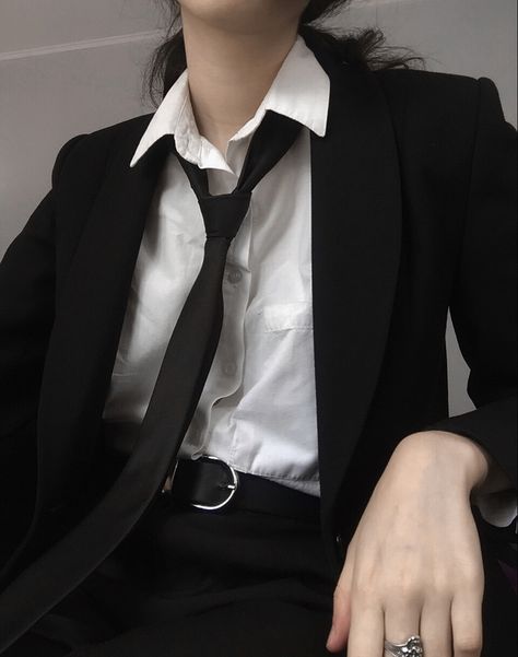 #darkacademia #aesthetic Women In Suits Aesthetic, Suit Aesthetic, Darkacademia Aesthetic, Woman In Suit, Black White Outfit, Modest Dresses Casual, Woman Suit Fashion, Tomboy Style Outfits, Tomboy Fashion