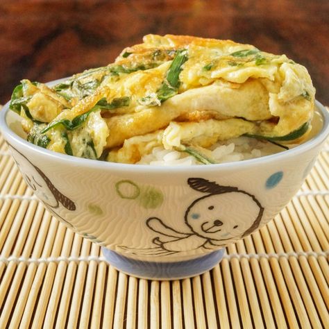 Japanese Eggs, Japanese Rice Dishes, Japanese Egg, Garlic Chives, Asian Inspired Recipes, Asian Foods, Japanese Cooking, Japanese Dishes, Japan Food