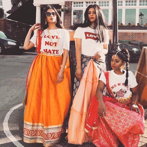 tag or dm pic to be featured 🐅 on Instagram: “Found this on my tumblr 😍 if anyone knows who this pic belongs me, pls tell me 💕 I wanna credit these beauties” South Asian Aesthetic, Jewellery Photography, Modern Saree, Indian Photoshoot, Indian Aesthetic, Brown Girl, Desi Fashion, Punk Fashion, Indian Outfits