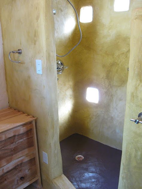 Concrete Shower, Cob Building, Earth Bag Homes, Straw Bale House, Adobe Home, Earthship Home, Mud House, Ideas For Bathroom, Vent Fan