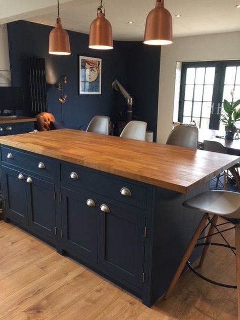 Blue Kitchen Walls Oak Cabinets, Blue And Wood Kitchen, Brass Lights, Dark Blue Kitchens, Cabinetry Kitchen, Shaker Kitchens, Oak Worktops, Navy Kitchen, Open Plan Kitchen Dining Living