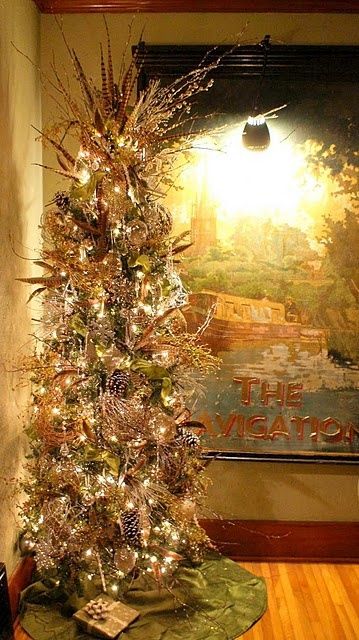 Christmas tree with pheasant feathers, pinecones, etc. Christmas Tree Inspiration Rustic, Christmas Chaos, December To Remember, Southern Usa, Color Outside The Lines, Mother Christmas, Christmas Tree Images, Remember Day, Pheasant Feather