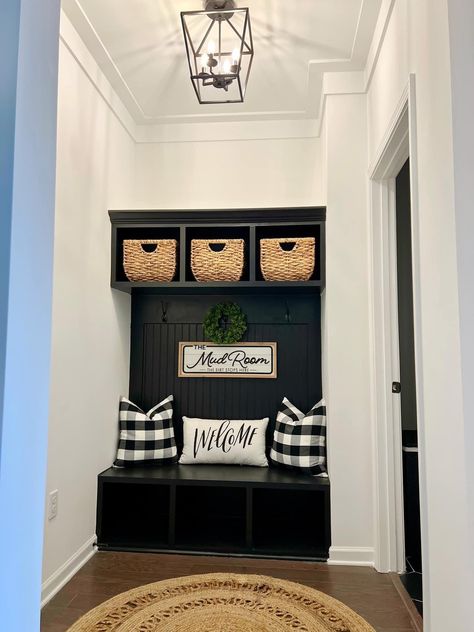 Small Entryway Ideas For Shoes, Mudroom And Workout Room, Small Room Entryway Ideas, Black And White Mudroom Ideas, Entrance Nook Ideas, Mudbench Entryway, Coat Cubby Entryway, Black Mudroom Bench, Minimalist Mudroom Ideas