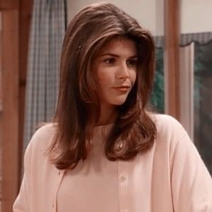 1995 Hairstyles, Becky Full House Hair, Becky From Full House, 90s Mom Hair, Lori Loughlin Hair, 90s Brunette, Becky Full House, Y2k Movies, Rachel Green Hair