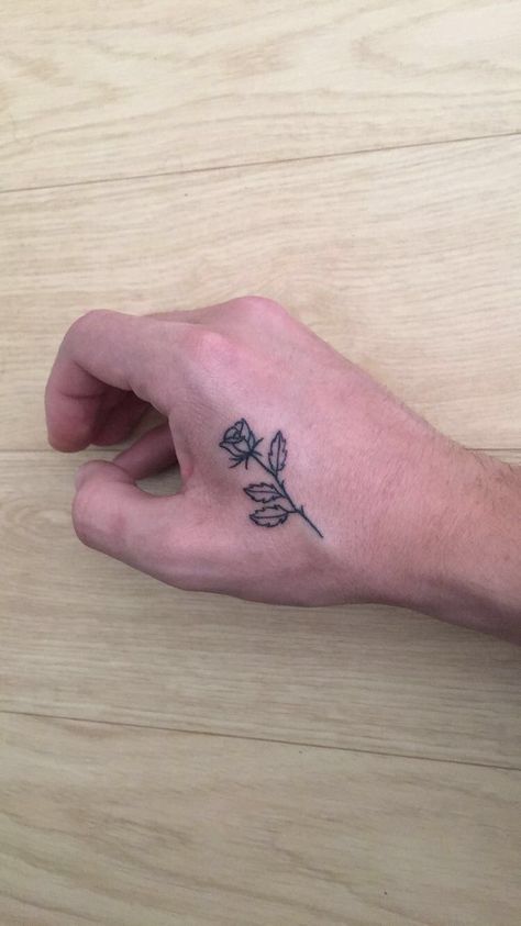 Tatouage rose Tatouage main Tatouage homme femme petit Tatoo Rose, Simple Leg Tattoos, Tiny Tattoos With Meaning, Tattoo Main, Tattoo Homme, Simple Hand Tattoos, Simple Rose Tattoo, Tattoo Ideas Males, Full Hand Tattoo