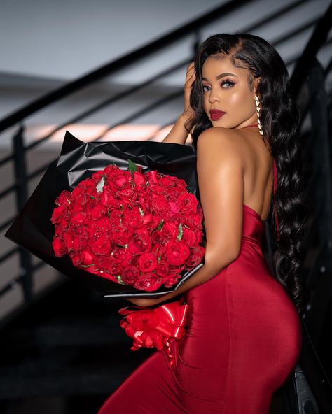 Birthday Shoot Ideas With Flowers, Black Dress And Red Roses Photoshoot, Dress And Roses Photoshoot, Photo Shoot With Bouquet Of Flowers, Elegant Birthday Shoot Ideas, Red Roses Birthday Photoshoot, Birthday Shoot With Roses, Pictures With Roses Photo Ideas, Diva Photoshoot Ideas