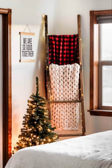 60 DIY Christmas Decorations - Homemade Christmas Décor Ideas Easy Diy Blanket, Blanket Ladder Plans, Rustic Blanket Ladder, Diy Home Decor For Apartments, Rustic Blankets, Diy Blanket, Diy Blanket Ladder, Blanket Ladder, Christmas Bedroom