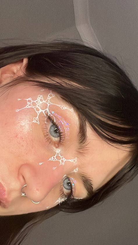 Bubble Eye Makeup, Bubble Makeup Look, Bubble Eyeliner, Cool White Eyeliner Looks, White Graphic Eyeliner Ideas, Graphic White Liner, White Eyeliner Aesthetic, White Eyeliner Dots, All White Makeup