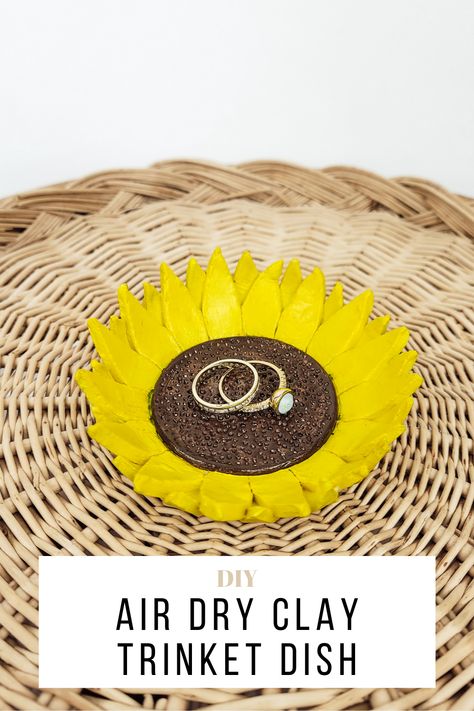 Sunflower jewelry trinket dish made out of air dry clay. Sunflower Trinket Dish, Air Dry Clay Sunflower, Das Air Dry Clay, Nordgreen Watch, Clay Sunflower, Diy Dish, Diy Bowl, Diy Air Dry Clay, Air Dry Clay Projects