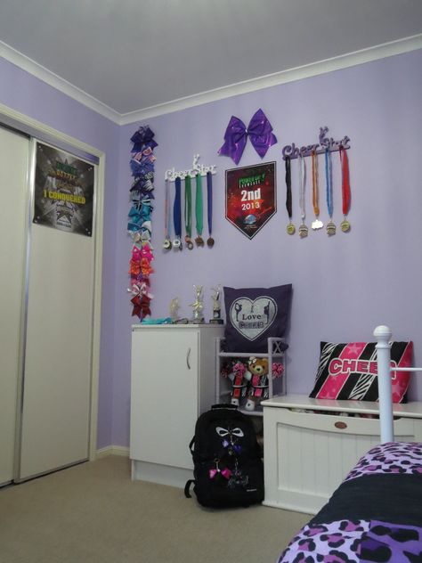 Cheerleader wall décor <3 #cheer #cheerleader #cheerbows #cheerbowholder… Cheerleading Room Decor, Cheer Closet Organization, Cheer Decorations Room, Cheerleading Room Ideas, Cheerleader Room Ideas, Cheer Display Ideas, Cheer Metal Display Ideas, Cheer Room Ideas Bedrooms, Cheer Themed Bedroom