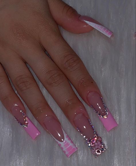 Powder Pink Nails Design, Birthday Nails White And Pink, Pink And White Nails Birthday, Boujie Nail Designs, Long Nail Inspo Baddie Design, Classy Nails With Rhinestones, Pink Outline Nails, Birthday Nails 22, Extra Nail Ideas