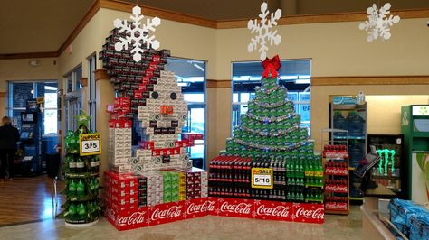 Coca Cola display Christmas tree & snowman Pepsi Crate Christmas Ideas, Coca Cola Christmas Decorations, Coca Cola Tree Topper, Coke Christmas, Coca Cola Chandelier, Christmas Tree Display, Christmas Tree Snowman, Drink Display, Coca Cola Christmas