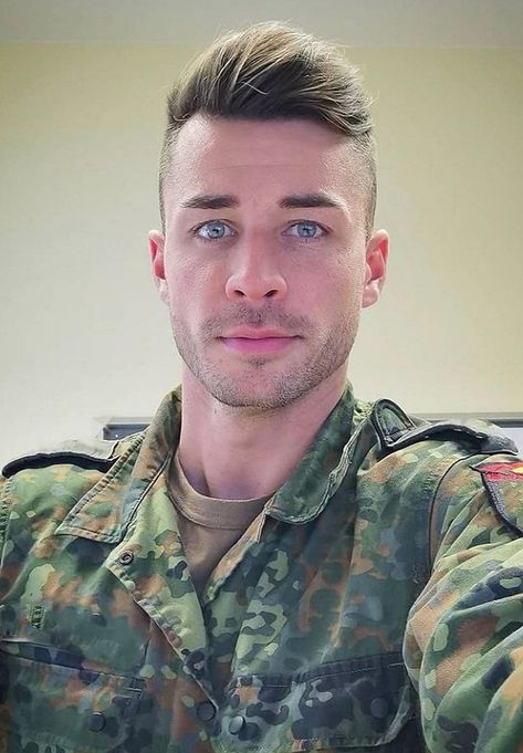 Usa Military Man Pictures, Military Men Photoshoot, Usa Military Man, Army Men In Uniform, Us Military Men, Millitary Guys, Jan A Man, American Male Models, Handsome Italian Men