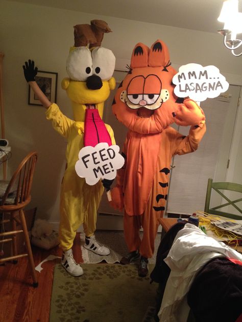 Garfield and Odie homemade costumes Odie Costume, Garfield And Odie Costume, Diy Garfield Costume, Garfield Halloween Costume, Odie And Garfield, Garfield Cosplay, Garfield X Odie, Garfield And Odie Drawing, Garfield Odie