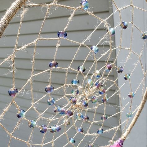 Bed Wall Decor Aesthetic, How To Make A Dreamcatcher, Bahamian Decor, Dream Catcher Diy Easy How To Make, Simple Dreamcatcher, Dreamcatchers Diy, Beads Video, Dreamcatcher Ideas, Above Bed Wall Decor