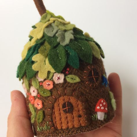 Felt Houses, Tovad Ull, Embroidered Tree, Felt House, Fairy Homes, Wool Felt Projects, Felt Crafts Diy, Felt Fairy, Etsy Fabric