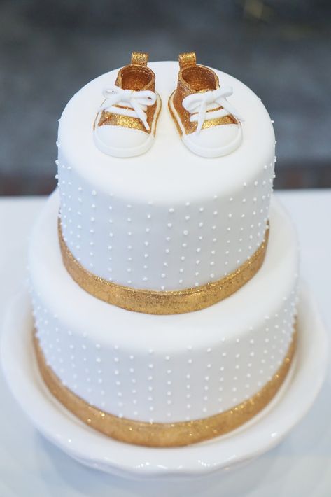 White and Gold Baby Shower Cake White Baby Shower Cake, Gateau Baby Shower Garcon, Gold Baby Shower Cake, Baby Shower Cakes Neutral, Trendy Baby Shower Themes, Royal Baby Showers, Baby Shower Cakes For Boys, White Baby Showers, Gold Baby Shower