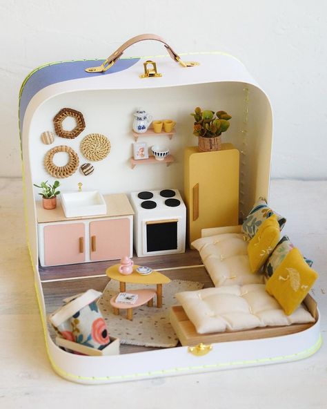 Doll House Suitcase Ideas, Maileg Suitcase House, Doll House Suitcase, Lunchbox Dollhouse, Suitcase Dollhouse Diy, Suitcase Doll House, Dollhouse Suitcase, Diy Doll Suitcase, Suitcase Dollhouse