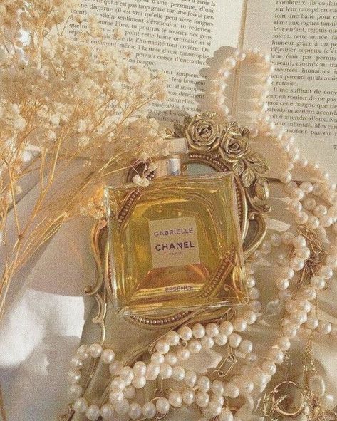 Parfum Chanel, Romantic Academia, Cream Aesthetic, Gold Aesthetic, Perfume Scents, Perfume Lover, Classy Aesthetic, Princess Aesthetic, Yellow Aesthetic