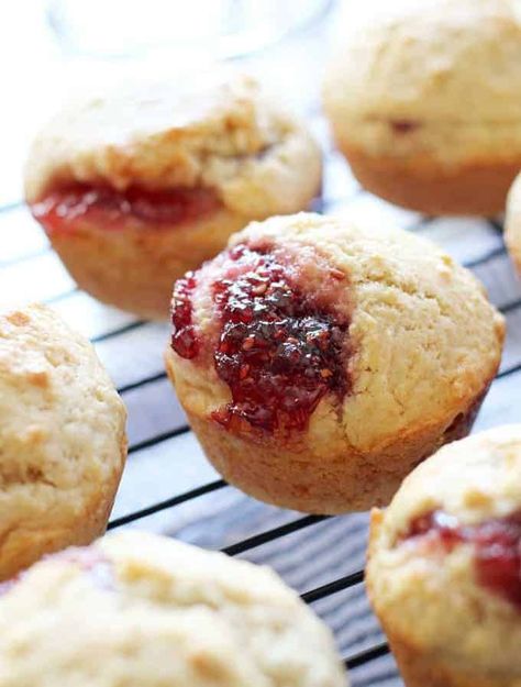 Easy Muffins Filled with Jam Strawberry Jam Muffins Recipe, Jam Filled Muffins, Recipe Using Jam, Jam Muffins, Easy Muffin Recipe, Quick Muffins, Easy Strawberry Jam, Easy Jam, Simple Muffin Recipe