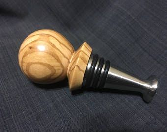 Olive Wood Wine Stopper Bottle Top, Wine Bottle Stoppers, Driftwood Crafts, Wine Stoppers, Bottle Stoppers, Woodworking Projects Diy, Olive Wood, Living Food, Wood Turning