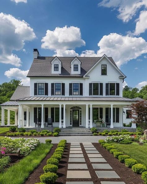 Colonial White House Exterior, Colonial Home With Front Porch, Colonial House Backyard, House With Large Front Porch, Colonial House With Front Porch, Colonial Revival House Exterior, Colonial Farmhouse Exterior, Modern Colonial Exterior, House With Front Porch