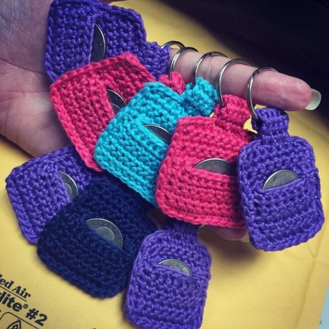 Aldi Quarter Keeper {FREE Crochet Pattern} Quarter Keeper, Quick Crochet Projects, Keychain Pattern, Confection Au Crochet, Crochet Keychain Pattern, Crocheted Items, Crochet Simple, Quick Crochet, Crochet Diy