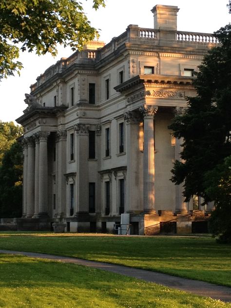 Sunset Vanderbilt Mansion #hydepark NY Build Aesthetic, Guild Hunter, Manifest Life, Old Money House, Hawthorne House, Architecture Styles, Vanderbilt Mansions, Mansion Exterior, Dream Mansion