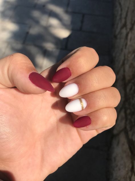 Red nails white gold Red And White Sns Nails, White And Wine Nails, White And Dark Red Nails, Maroon And White Nails Acrylic, Red And White Nail Designs Simple, Crimson Nails Designs, Cardinal Red Nails, Crimson And White Nails, Red And White Nails Simple