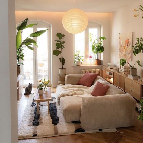 Neutral But Fun Living Room, Nyc Small Living Room, Very Tiny Living Room Ideas, Boho Appartement, Cosy Neutral Living Room, Gender Neutral Living Room, Interior Design Living Room Boho, Small Boho Living Room Ideas, Warm Boho Living Room