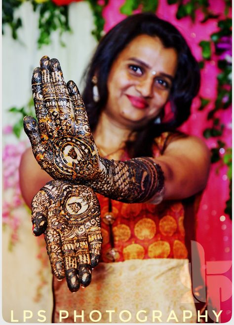 Mehndi Closeup Photo, Mehandi Closeup Photo, Mehndi Bride Poses, Mehndi Closeup, Mehandi Poses Photography, Mehandi Portraits, Mehandi Pic, Karvachauth Photoshoot, Mehandi Pose