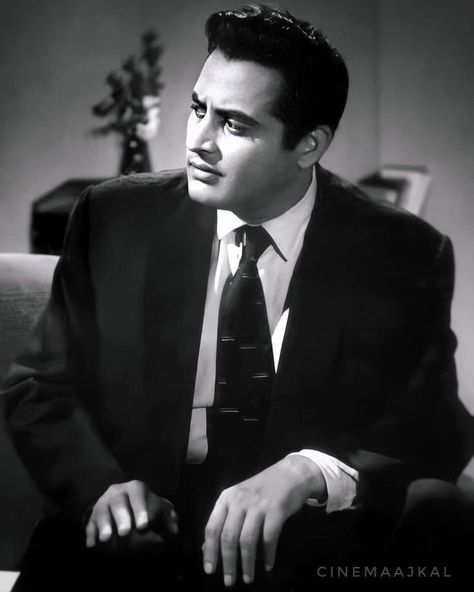 Guru Dutt, Bollywood Retro, Fulfilled Life, Bollywood Posters, Film Icon, Retro Bollywood, Indian Star, Bollywood Photos, Vintage Bollywood