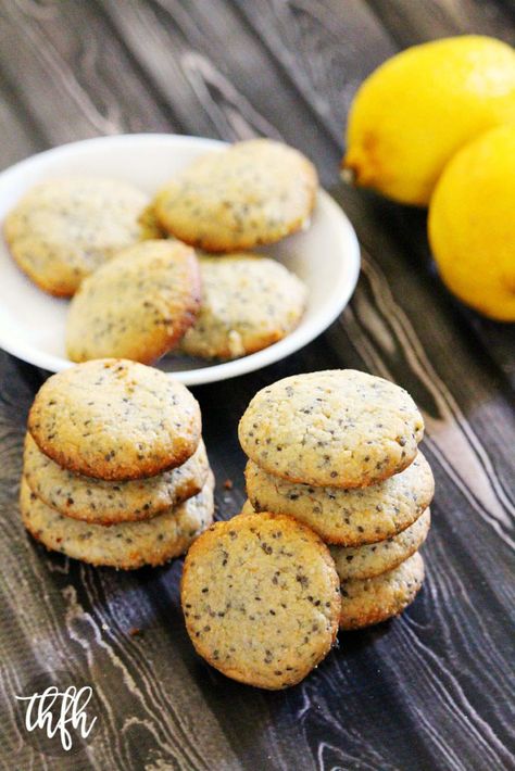 Gluten-Free Vegan Lemon Chia Seed Cookies...easy recipe for a flourless cookie that's vegan, gluten-free dairy-free, egg-free, soy-free, paleo, no refined sugar Chia Seed Cookies, Chia Fresca, Healthy Vegan Dessert, Seed Cookies, Medium Recipe, Cheesecake Vegan, Biscuits Diététiques, Cookies Vegan, Desserts Vegan