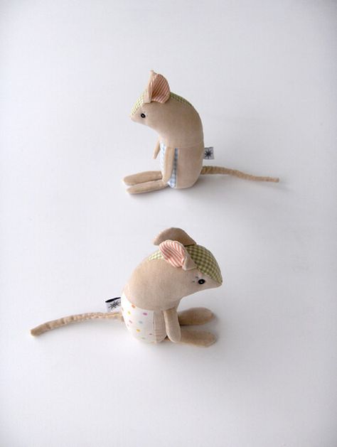 Molehill Mouse from each side | Molehill Mouse tells Piccabu… | Flickr Soft Toys, Soft Sculpture, Fabric Dolls, Felt Animals, Softies, Little People, Handmade Toys, Felt Crafts, Teddy Bears